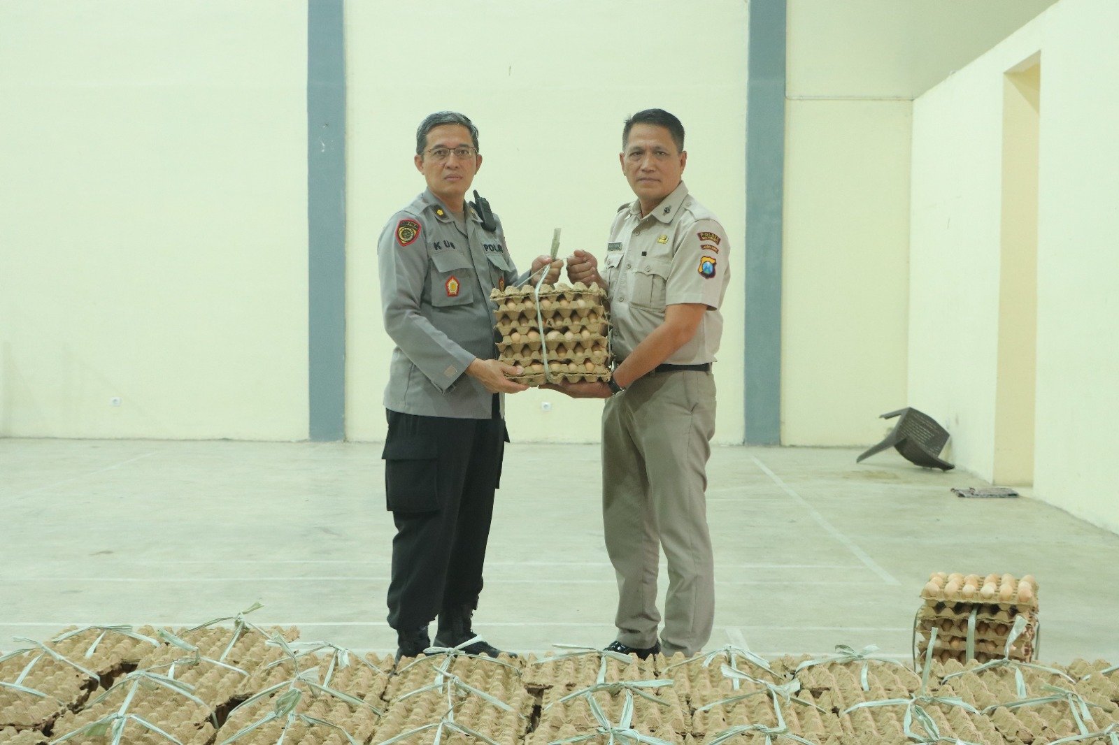 Kapolres Mojokerto Bagikan Telur