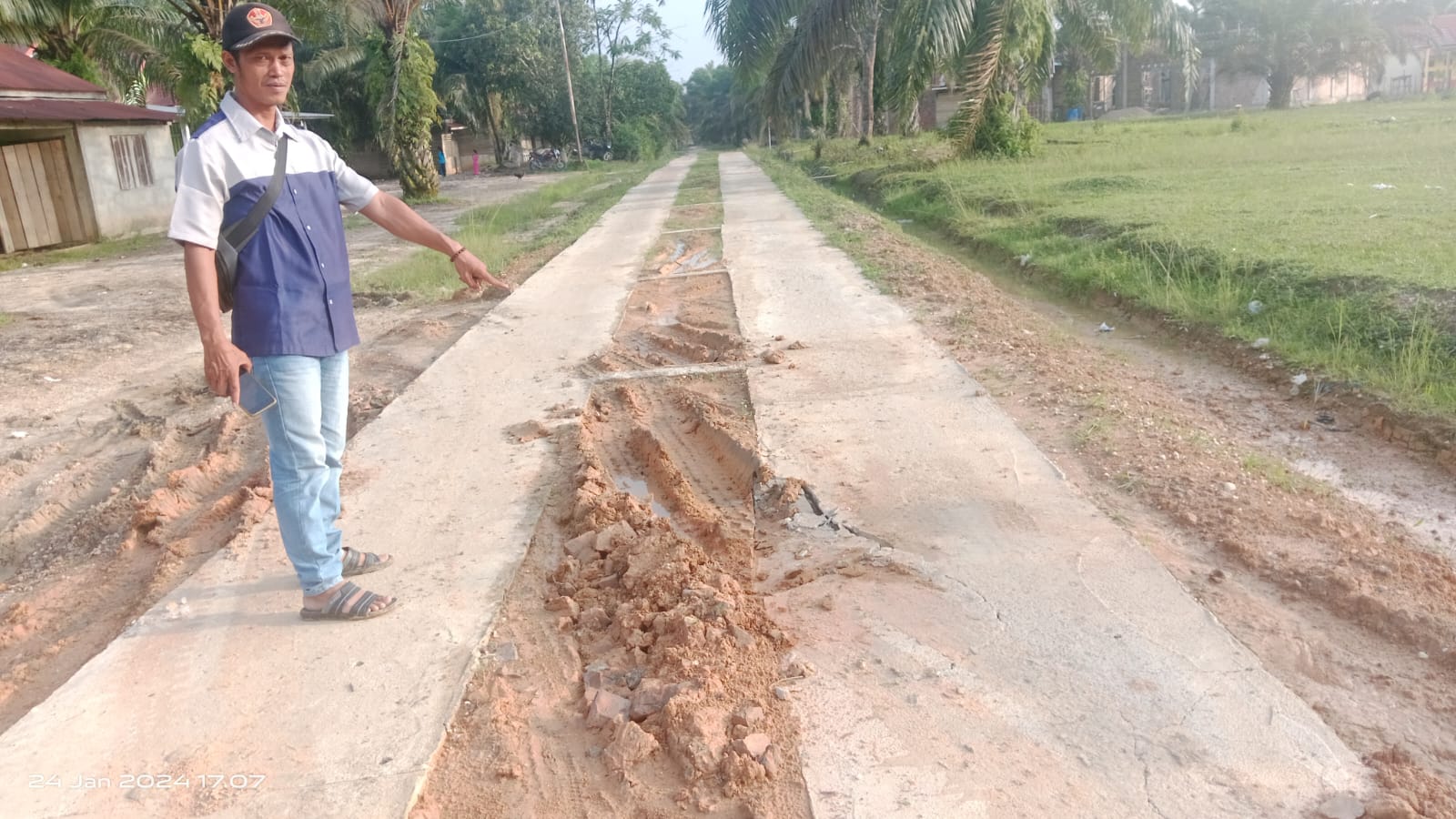 Pembangunan Jalan Lingkungan Rabat Beton Desa Rawa Mekar Diduga Asal Jadi