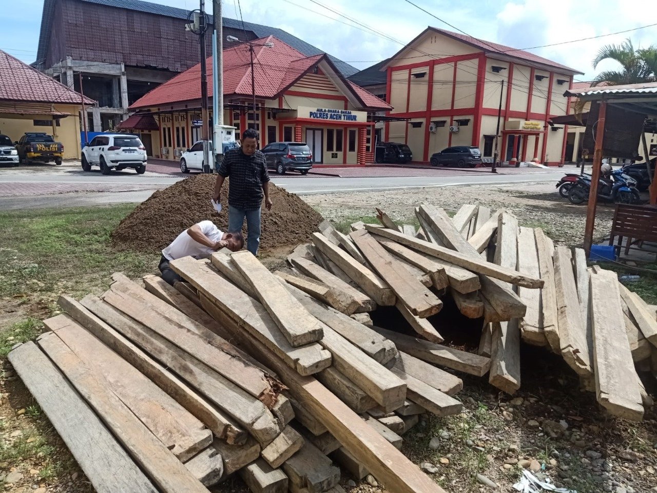 Polres Aceh Timur Amankan Warga Peureulak Barat yang Mengangkut Kayu Olahan Tanpa Kelengkapan Dokumen