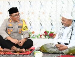 Abu Paya Pasi Peusijuk Kapolres Aceh Timur