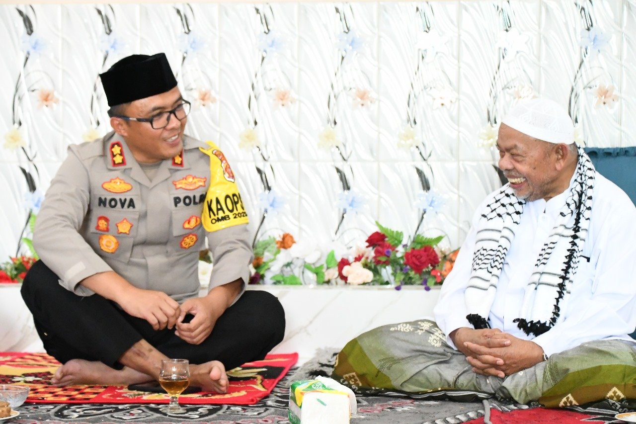 Abu Paya Pasi Peusijuk Kapolres Aceh Timur