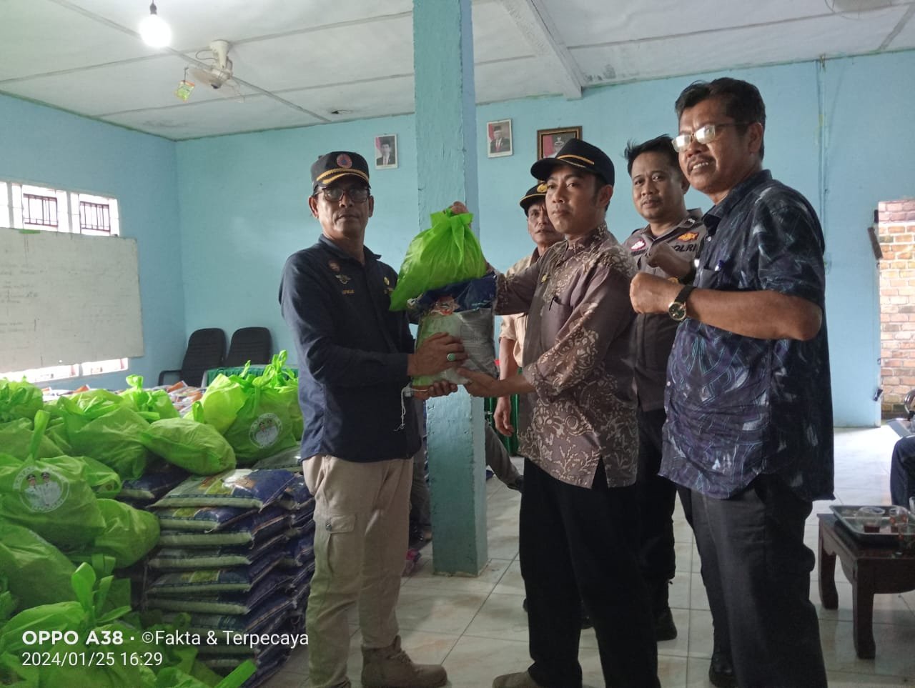 Melalui Sekda M.Azan.SH.Pemkab Batanghari Salurkan Bantuan Korban Banjir Di Kecamatan Maro Sebo Ulu