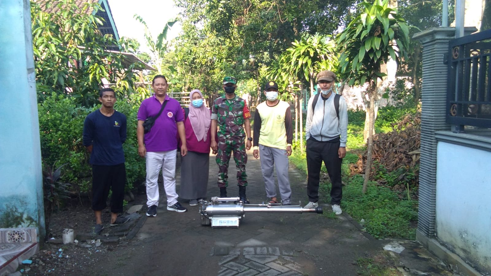Basmi Sarang Nyamuk DBD, Babinsa Ketemasdungus Bersama PKM Puri Lakukan Fogging
