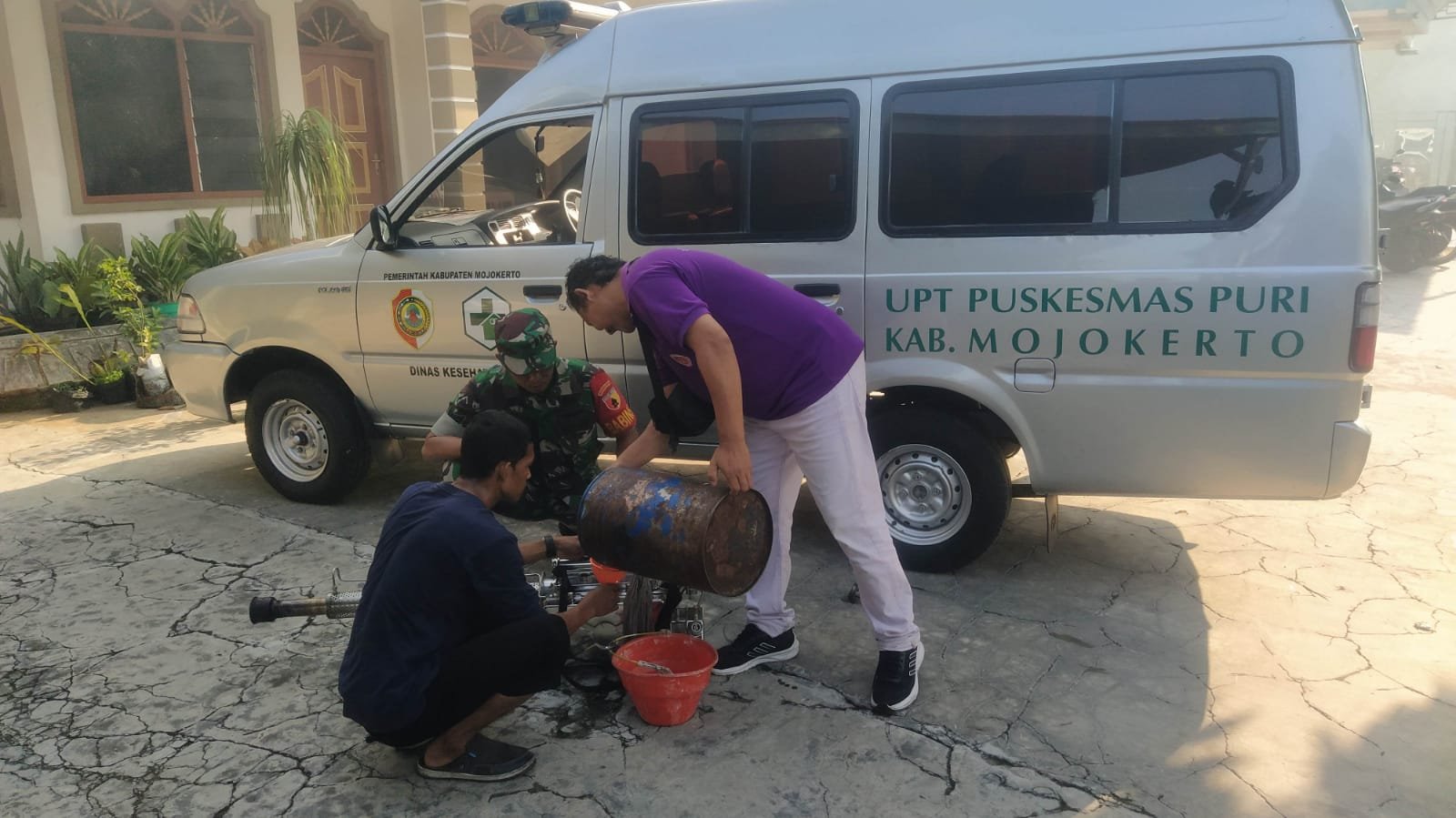 Basmi Sarang Nyamuk DBD, Babinsa Ketemasdungus Bersama PKM Puri Lakukan Fogging