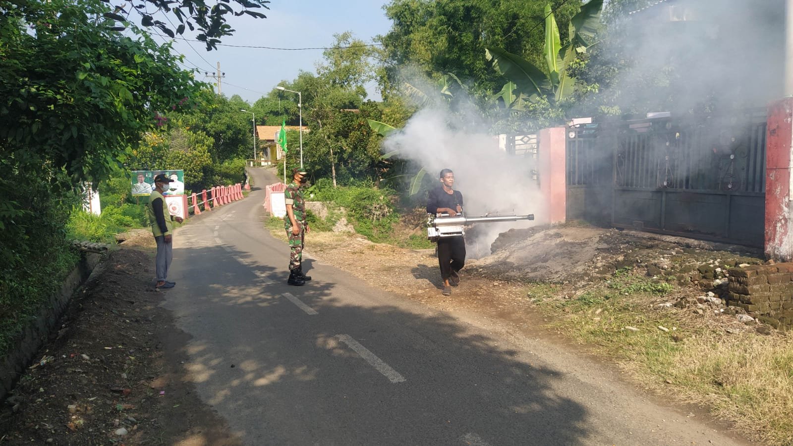 Basmi Sarang Nyamuk DBD, Babinsa Ketemasdungus Bersama PKM Puri Lakukan Fogging