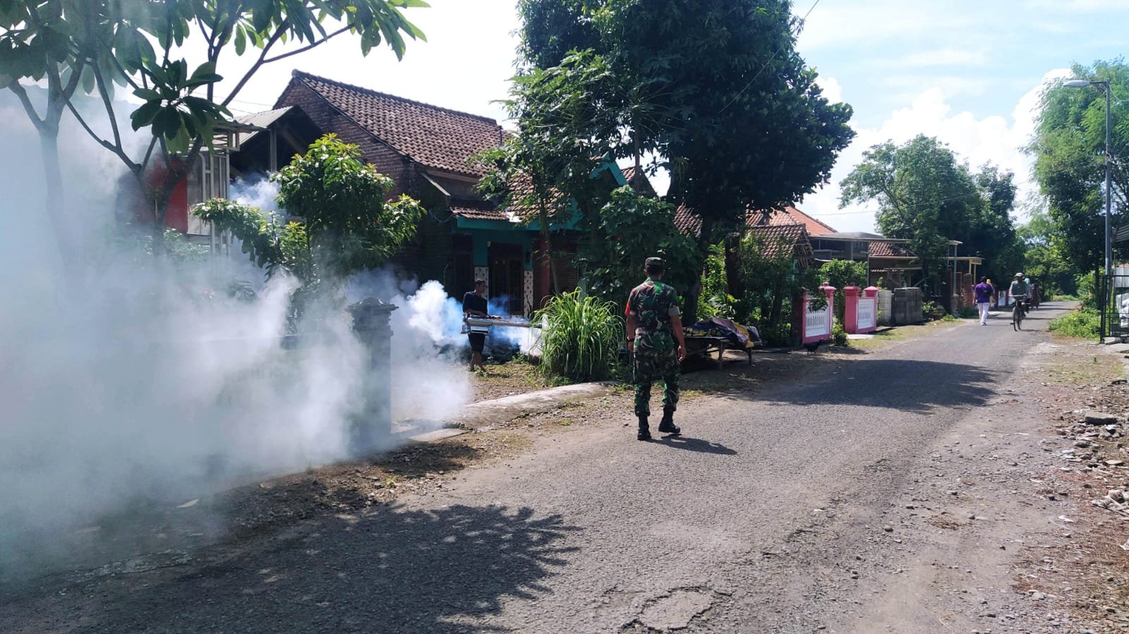 Basmi Sarang Nyamuk DBD, Babinsa Ketemasdungus Bersama PKM Puri Lakukan Fogging