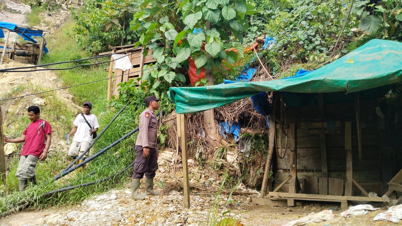 Polsek Bacan barat bersama Pemdes Kusubibi Hentikan Aktifitas Dan Tutup tambang Kusubibi