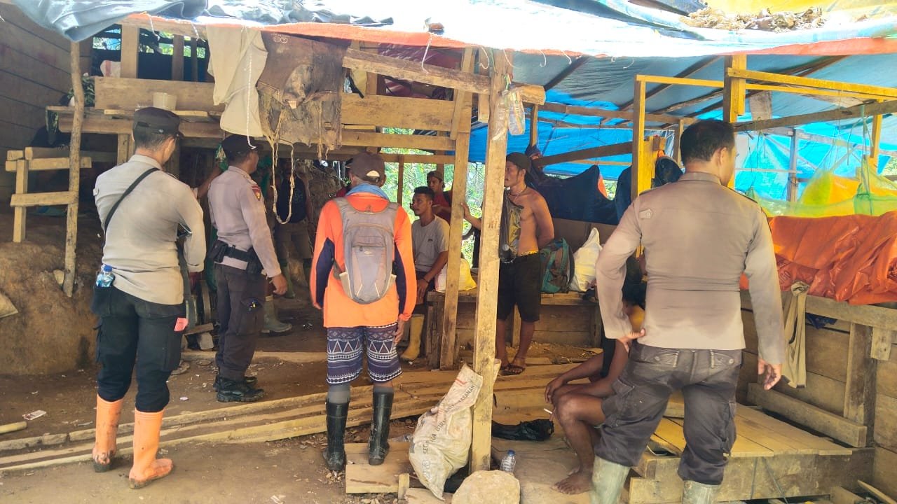 Polsek Bacan barat bersama Pemdes Kusubibi Hentikan Aktifitas Dan Tutup tambang Kusubibi