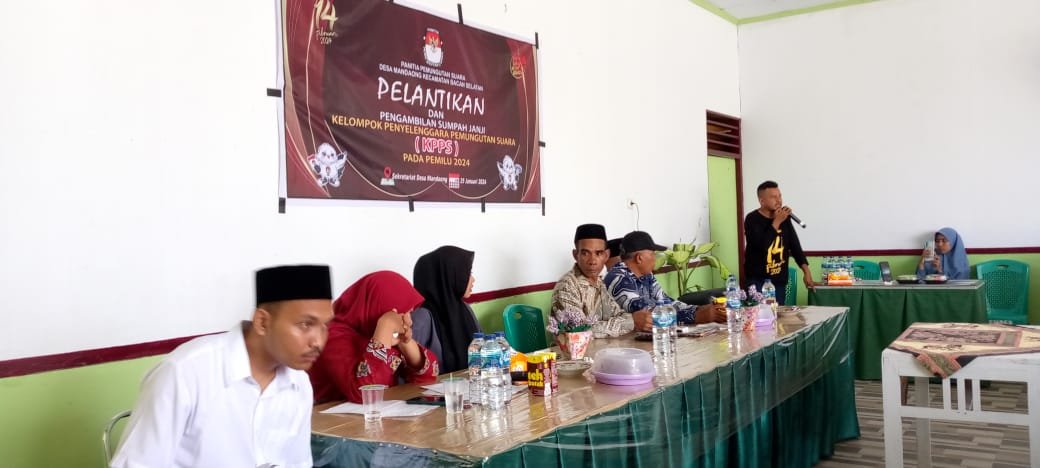 Haya Gani Ketua PPS Melantik Anggota KPPS Desa Panambuang Kecamatan Bacan Selatan