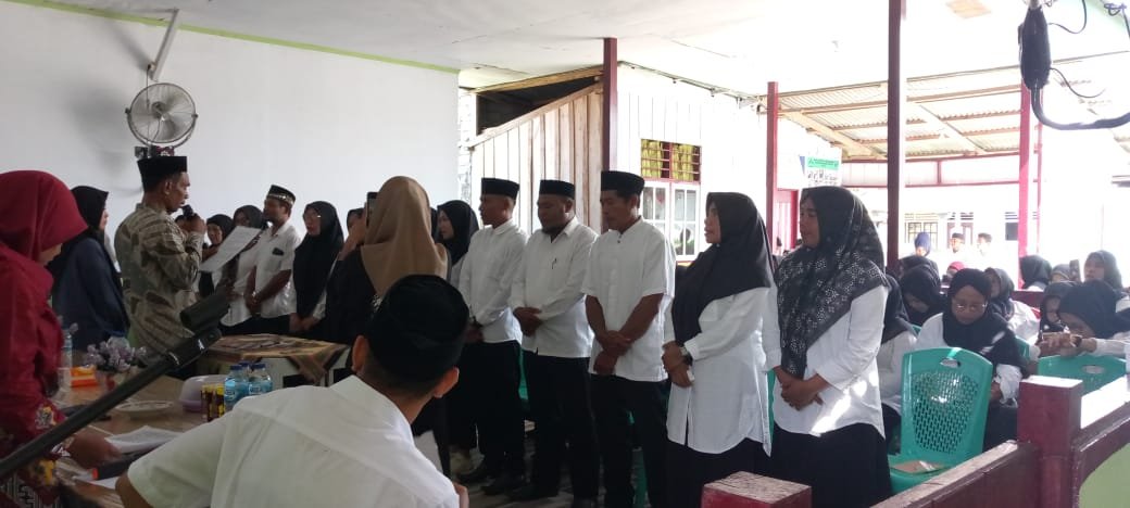 Haya Gani Ketua PPS Melantik Anggota KPPS Desa Panambuang Kecamatan Bacan Selatan