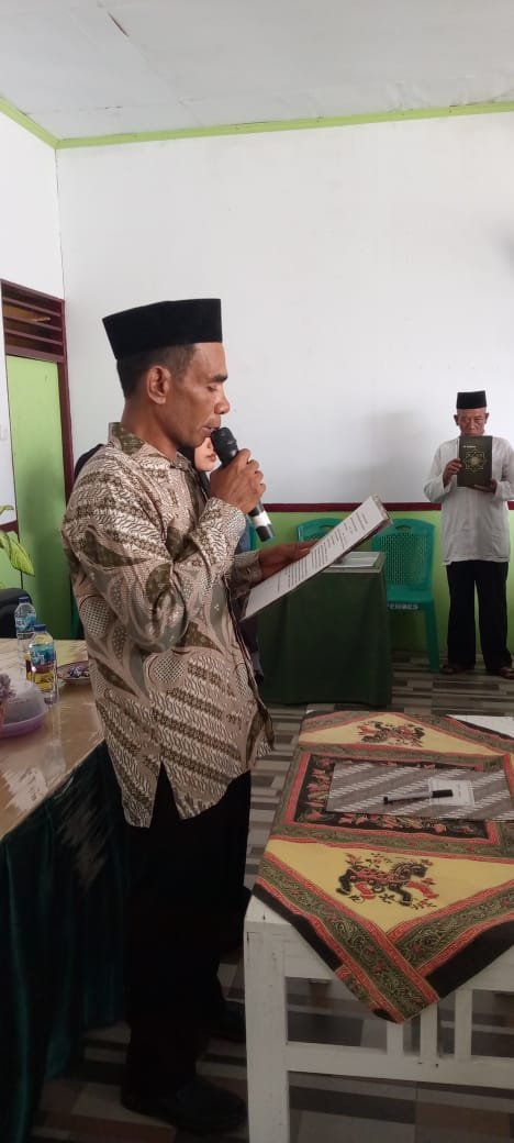 Haya Gani Ketua PPS Melantik Anggota KPPS Desa Panambuang Kecamatan Bacan Selatan