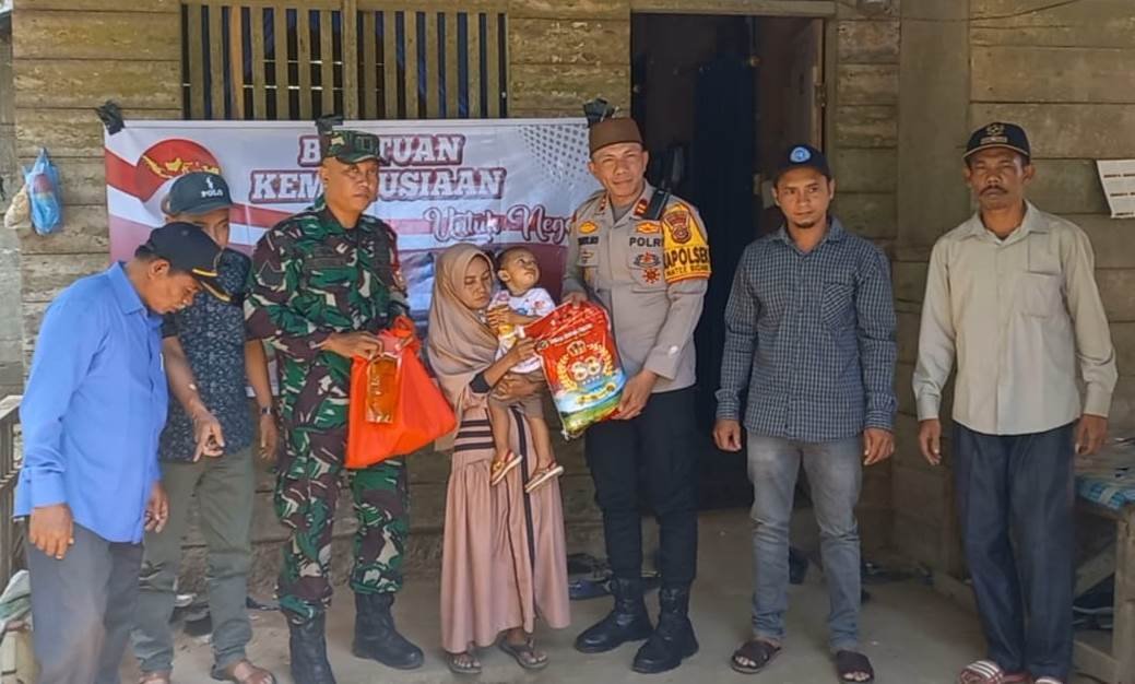 Sebagai Bentuk Rasa Syukur, Polsek Pantee Bidari Polres Aceh Timur Serahkan Bantuan Kepada Warga Kurang Mampu
