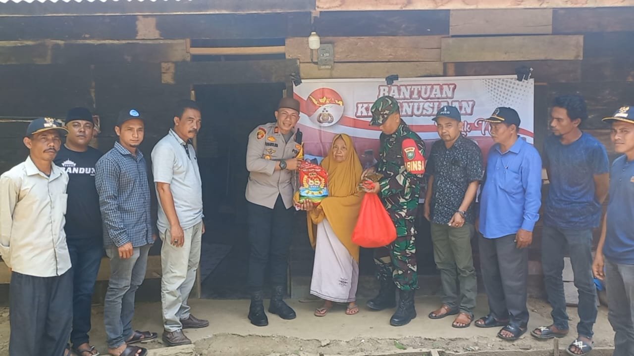 Sebagai Bentuk Rasa Syukur, Polsek Pantee Bidari Polres Aceh Timur Serahkan Bantuan Kepada Warga Kurang Mampu