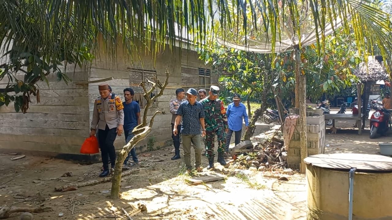 Sebagai Bentuk Rasa Syukur, Polsek Pantee Bidari Polres Aceh Timur Serahkan Bantuan Kepada Warga Kurang Mampu
