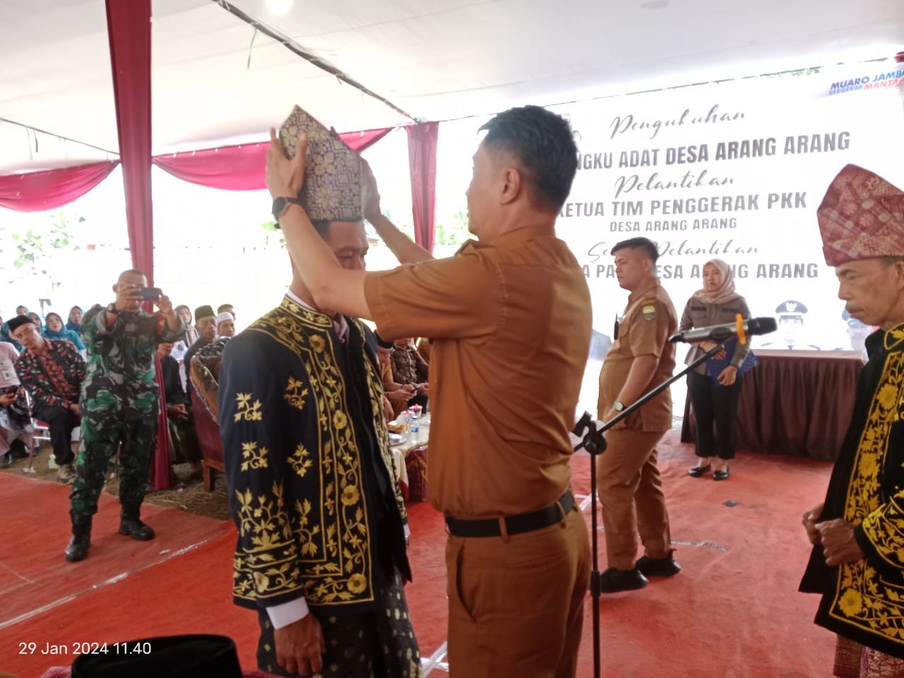 Bahari Ib Kades Arang-Arang Resmi Dikukuhkan Pj Bupati Muaro Jambi Bachyuni Deliansyah Sebagai Pemangku Adat