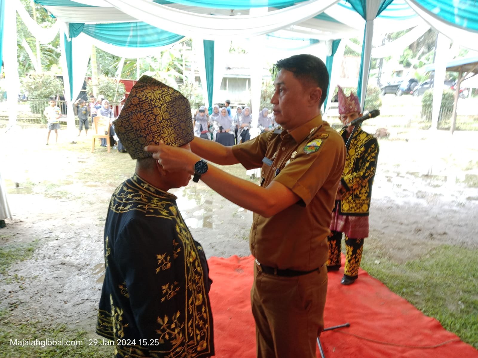 Kepala Desa Muslim Resmi Dikukuhkan Pj Bupati Muaro Jambi Sebagai Pemangku Adat