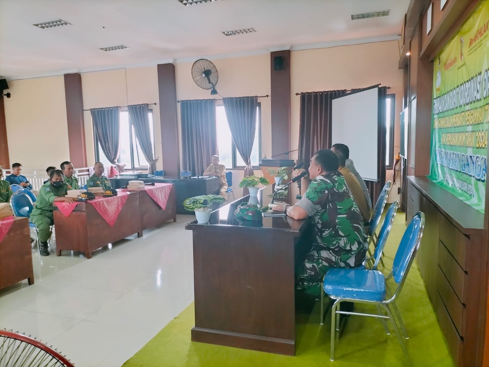 Optimalkan Peran Satlinmas, Danramil 0815/10 Bangsal Bersama Forkopimcam Berikan Pembinaan Pengamanan