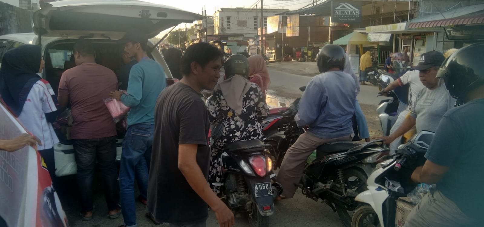 Tim DPC Projo Aceh Timur Prabowo - Gibran Kembali Berbagi Susu Dan Roti Gratis