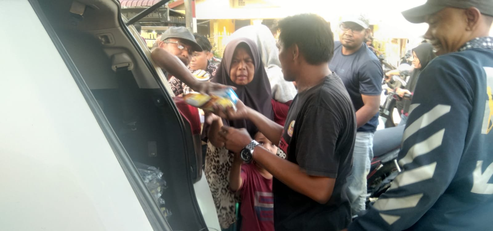 Tim DPC  Projo Aceh Timur Prabowo - Gibran  Kembali Berbagi  Susu Dan Roti Gratis