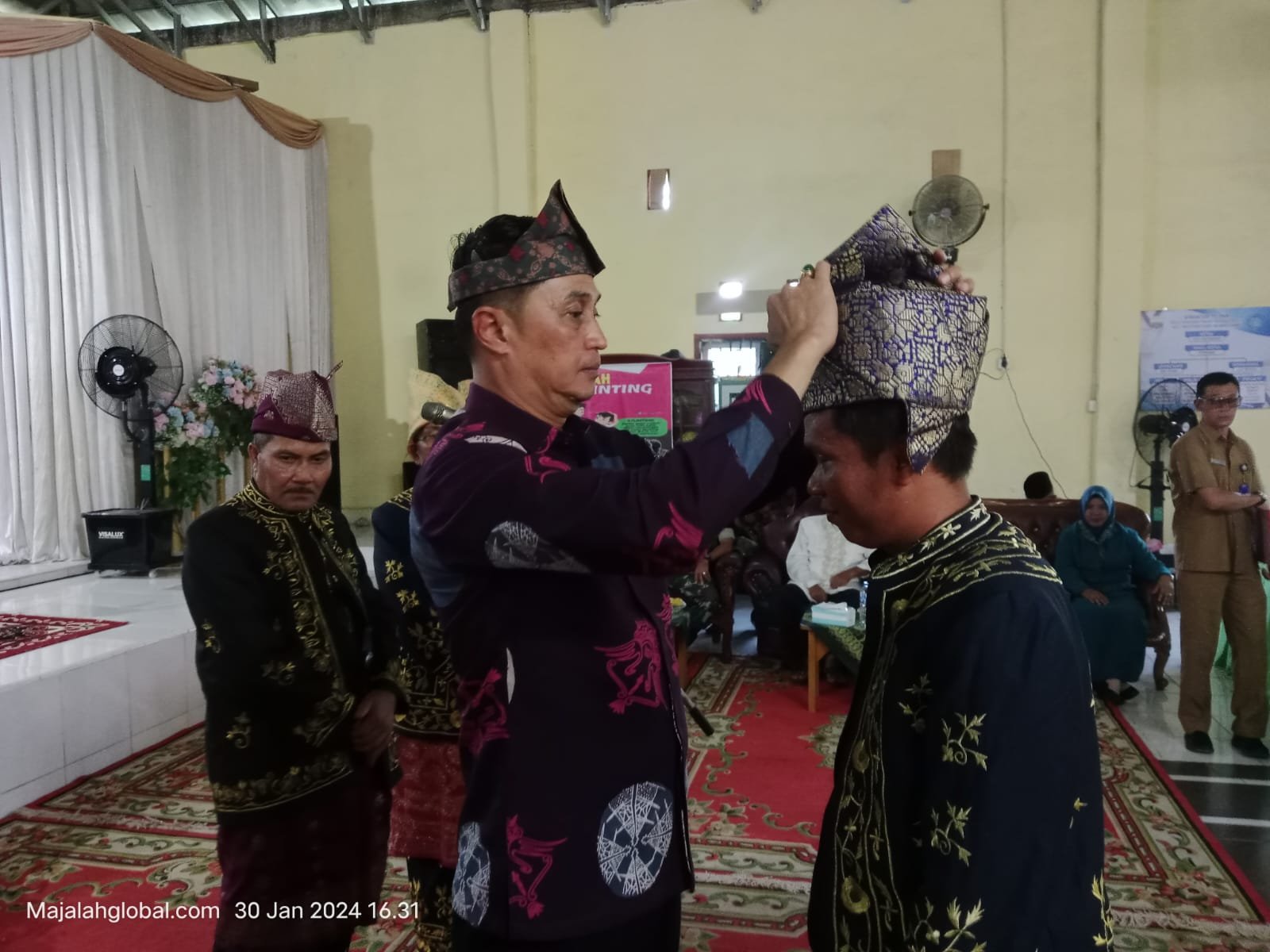 Rudi Irawan Kades Tanjung Pauh Talang Pelita Resmi Dikukuhkan Pj Bupati Muaro Jambi Sebagai Pemangku Adat