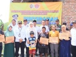 Bupati Ikfina Serahkan Bansos Kepada Warga Terdampak Angin Puting Beliung Di Desa Sampangagung Dan Tunggalpager