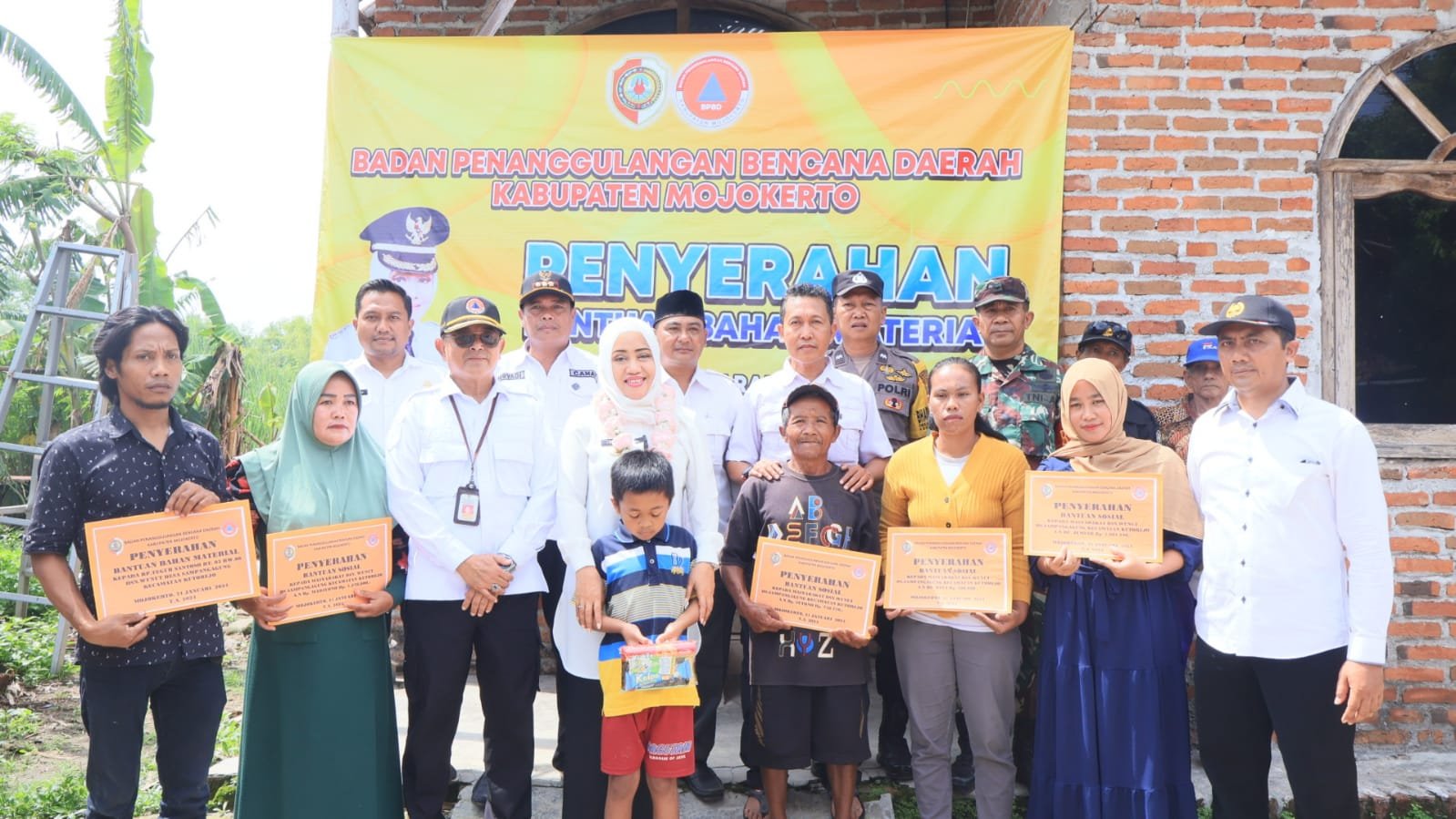 Bupati Ikfina Serahkan Bansos Kepada Warga Terdampak Angin Puting Beliung Di Desa Sampangagung Dan Tunggalpager