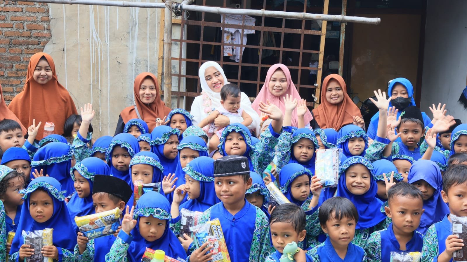 Bupati Ikfina Serahkan Bansos Kepada Warga Terdampak Angin Puting Beliung Di Desa Sampangagung Dan Tunggalpager