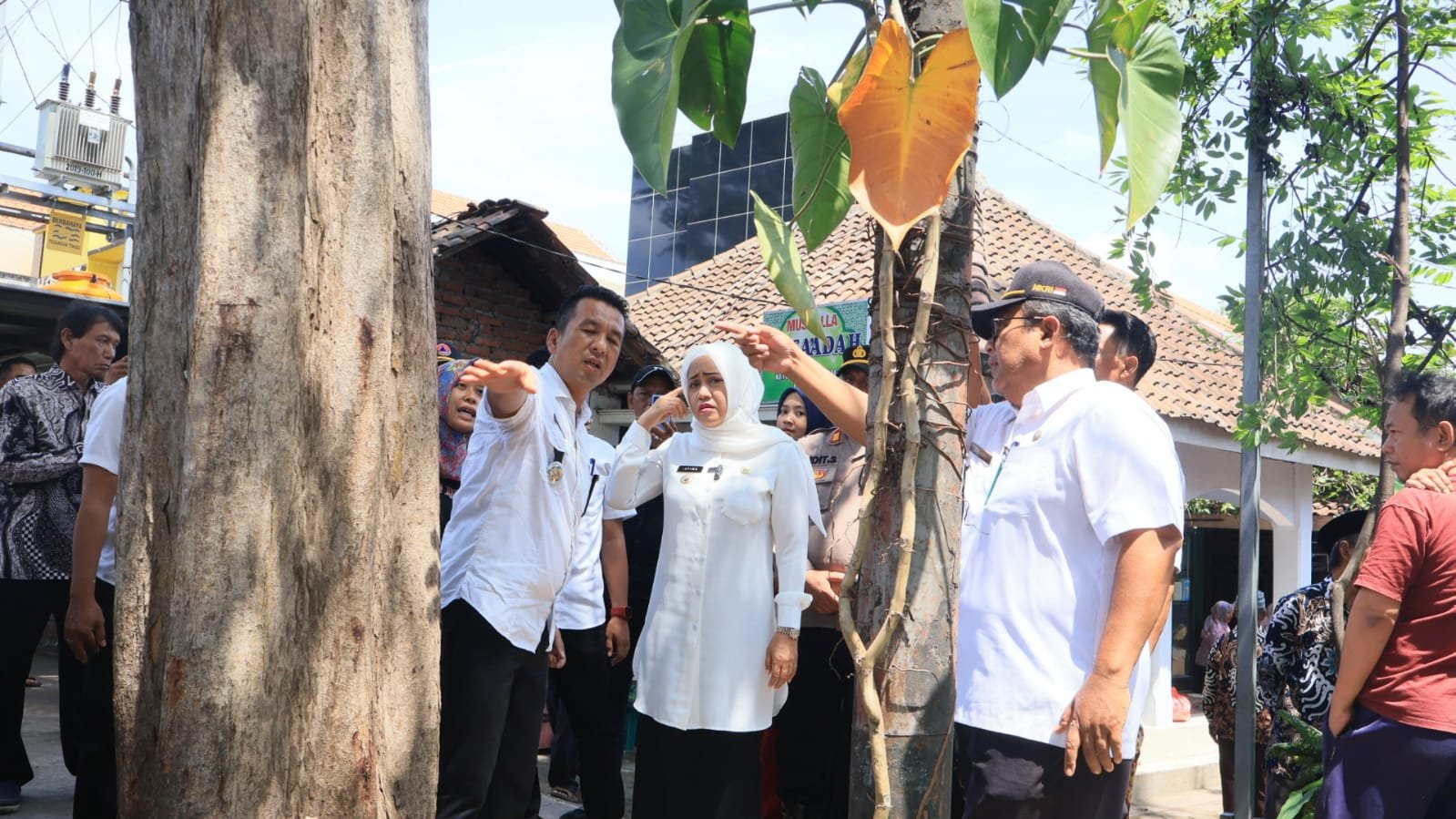 Bupati Ikfina Serahkan Bansos Kepada Warga Terdampak Angin Puting Beliung Di Desa Sampangagung Dan Tunggalpager