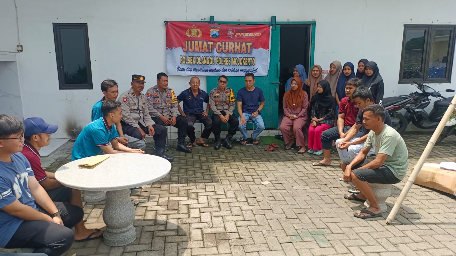 Jumat Curhat, Polsek Dlanggu Dialog Santai Bersama Karyawan Pabrik PT ESA Kalen Jaya