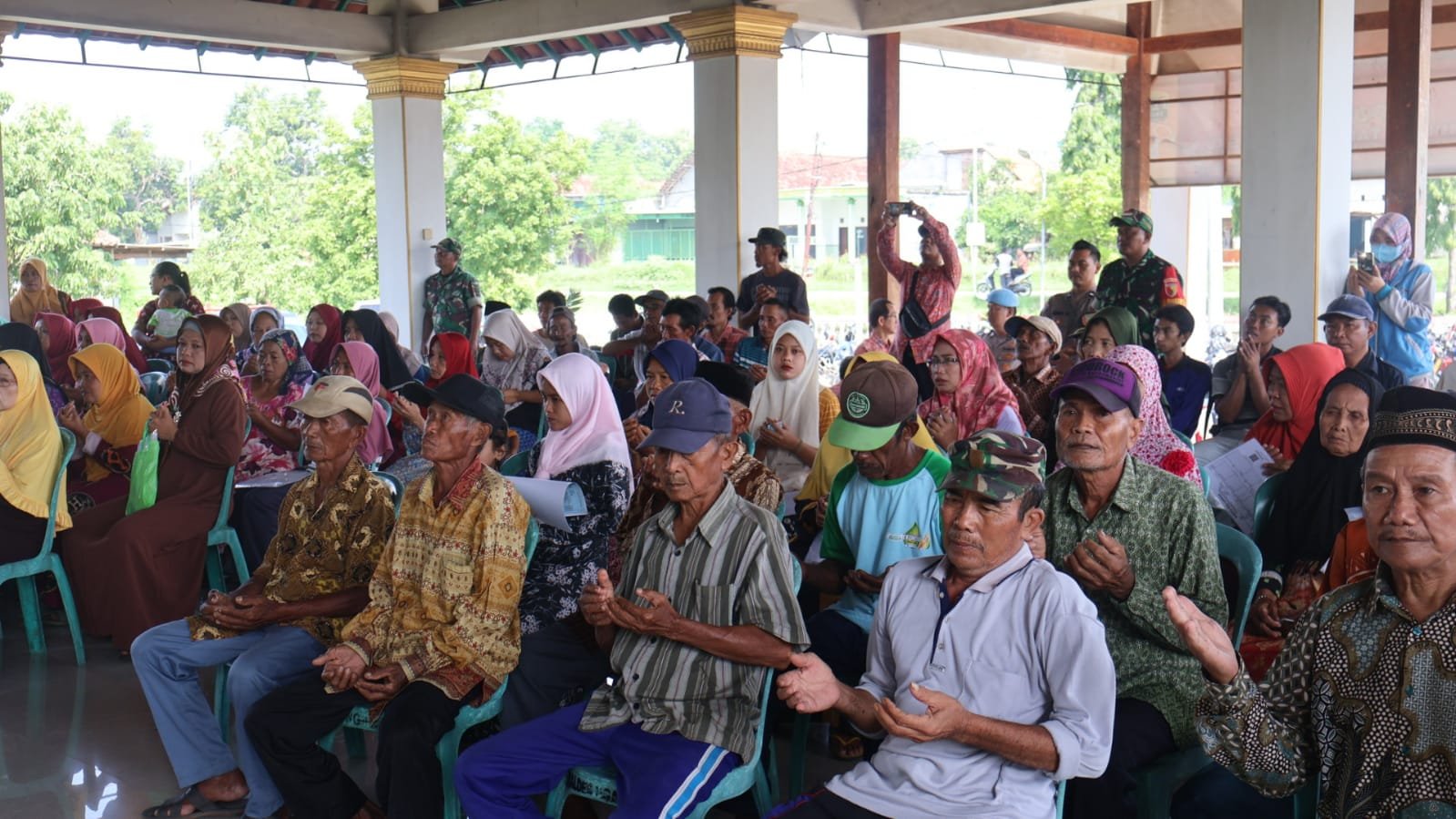 Bupati Mojokerto Salurkan Bantuan Cadangan Pangan Ke 595 KPM Desa Ngabar