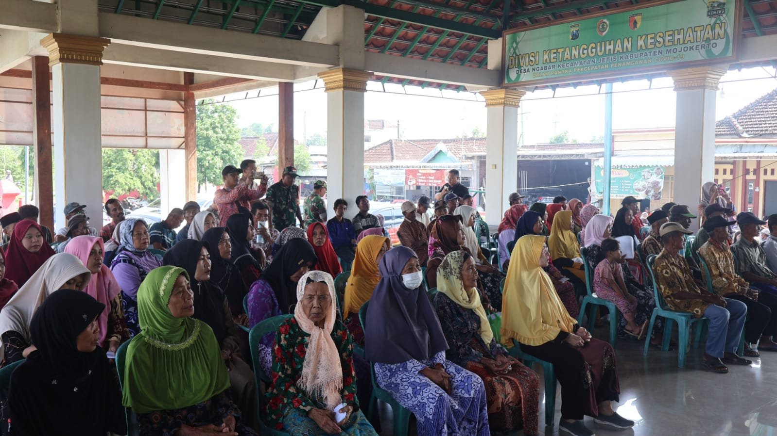 Bupati Mojokerto Salurkan Bantuan Cadangan Pangan Ke 595 KPM Desa Ngabar