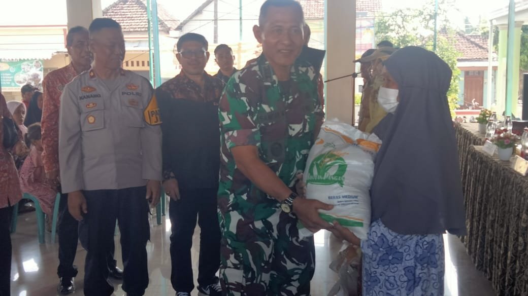 Danramil 0815/07 Jetis Hadiri Penyaluran Bantuan Cadangan Beras Pemerintah