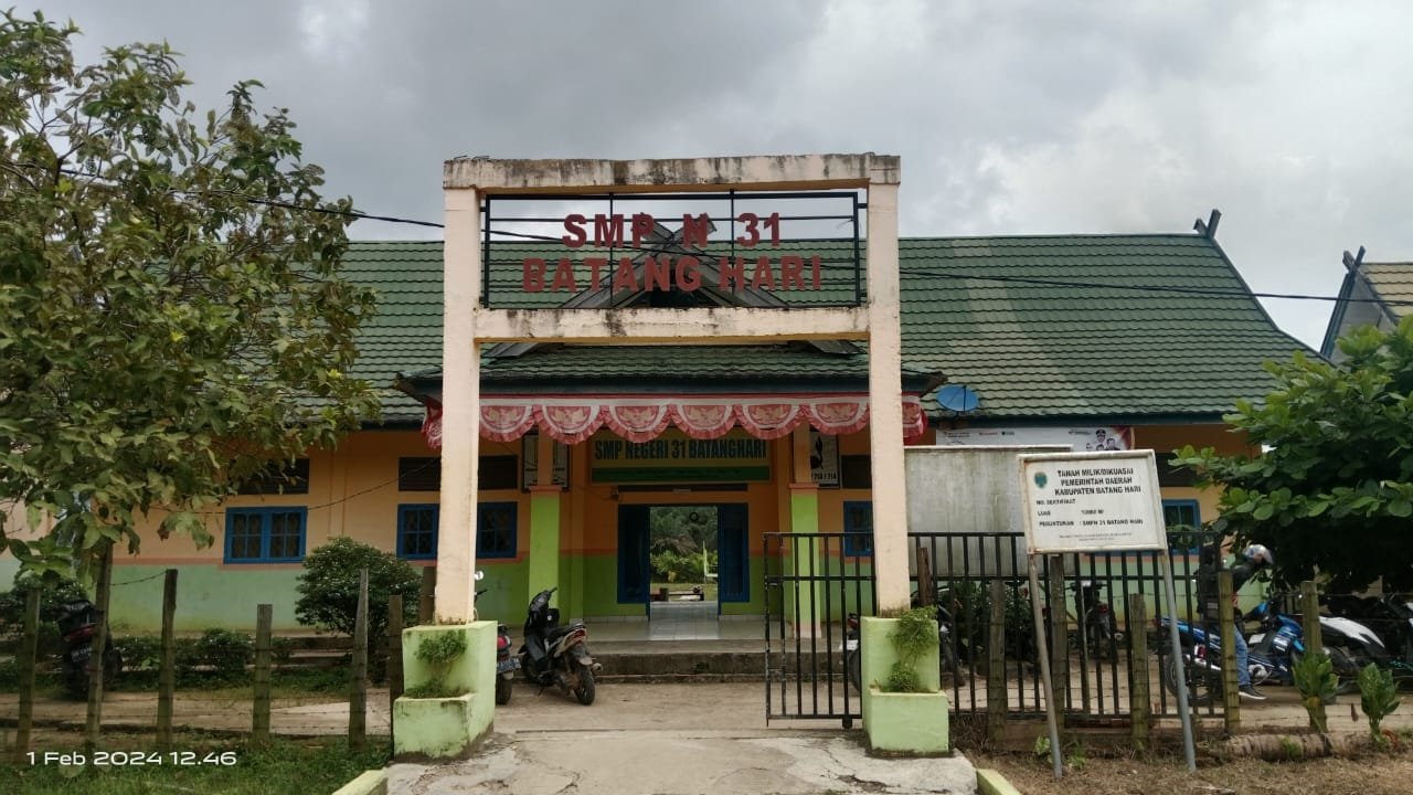 Tidak Fungsikan Papan Dana BOS, Diduga Ada Aroma Korupsi Di SMPN 31 Batang Hari