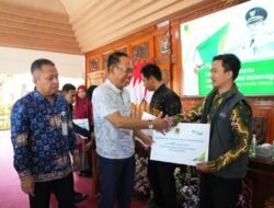 Sekdakot Mojokerto Serahkan Kepesertaan Kartu Jamsostek Bagi Penyelenggara Pemilu 2024