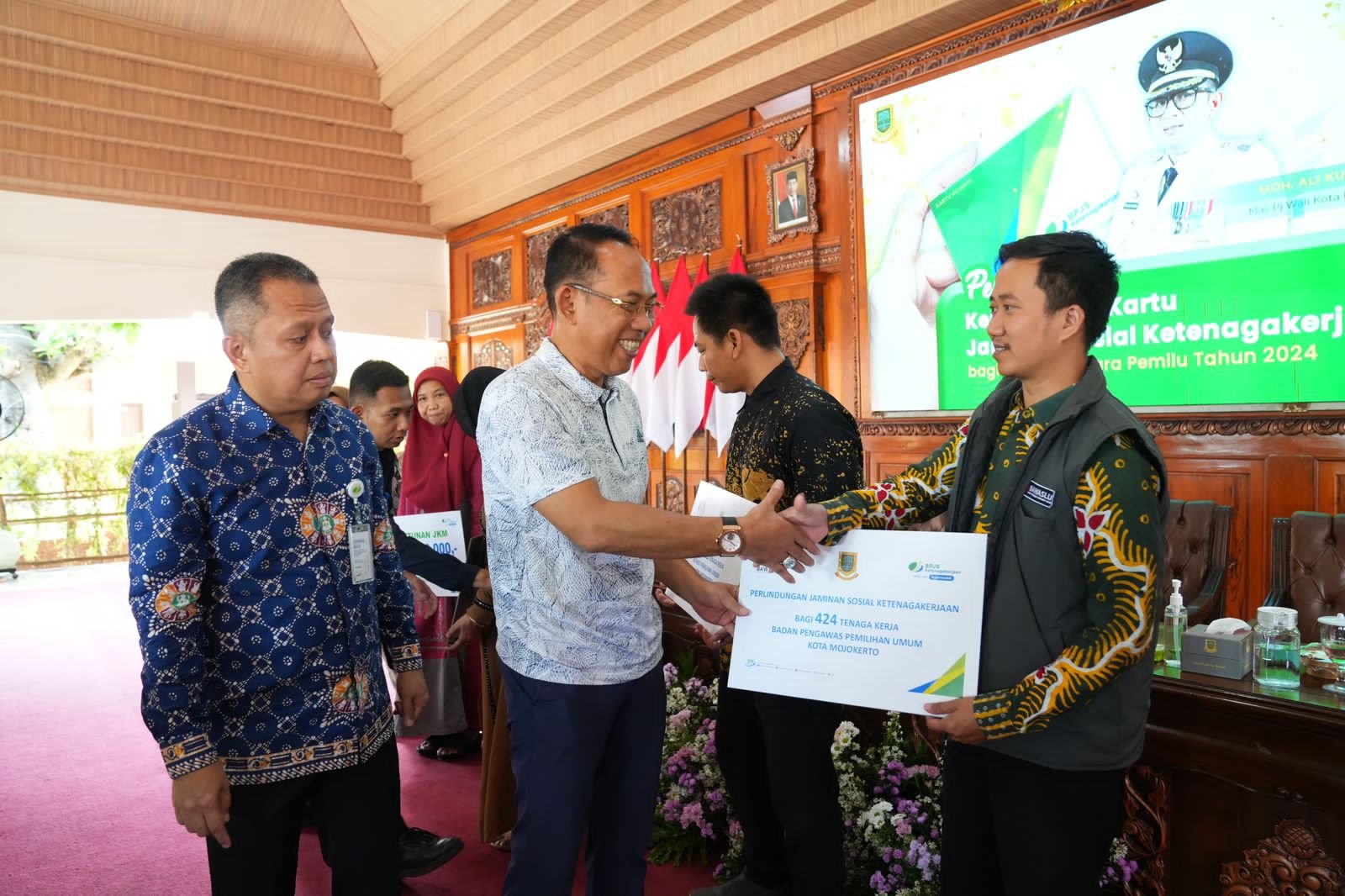 Sekdakot Mojokerto Serahkan Kepesertaan Kartu Jamsostek Bagi Penyelenggara Pemilu 2024