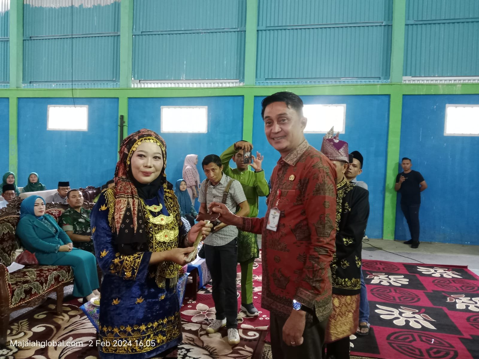 Kades Suak Putat nyai Ratnawati Resmi Dikukuhkan Pj Bupati Bachyuni Deliansyah sebagai pemangku Adat