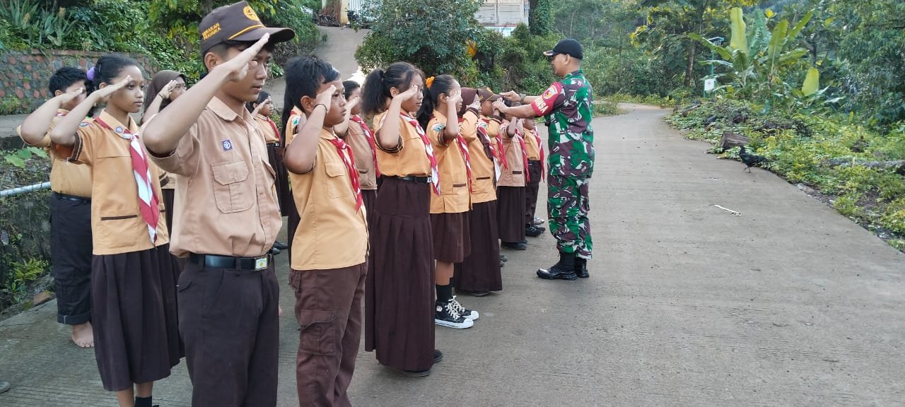 Babinsa Koramil 0815/15 Jatirejo Latih PBB Siswa SDN Jembul
