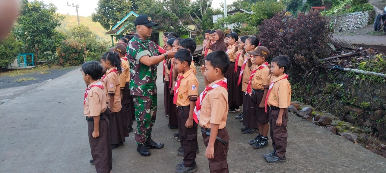 Babinsa Koramil 0815/15 Jatirejo Latih PBB Siswa SDN Jembul