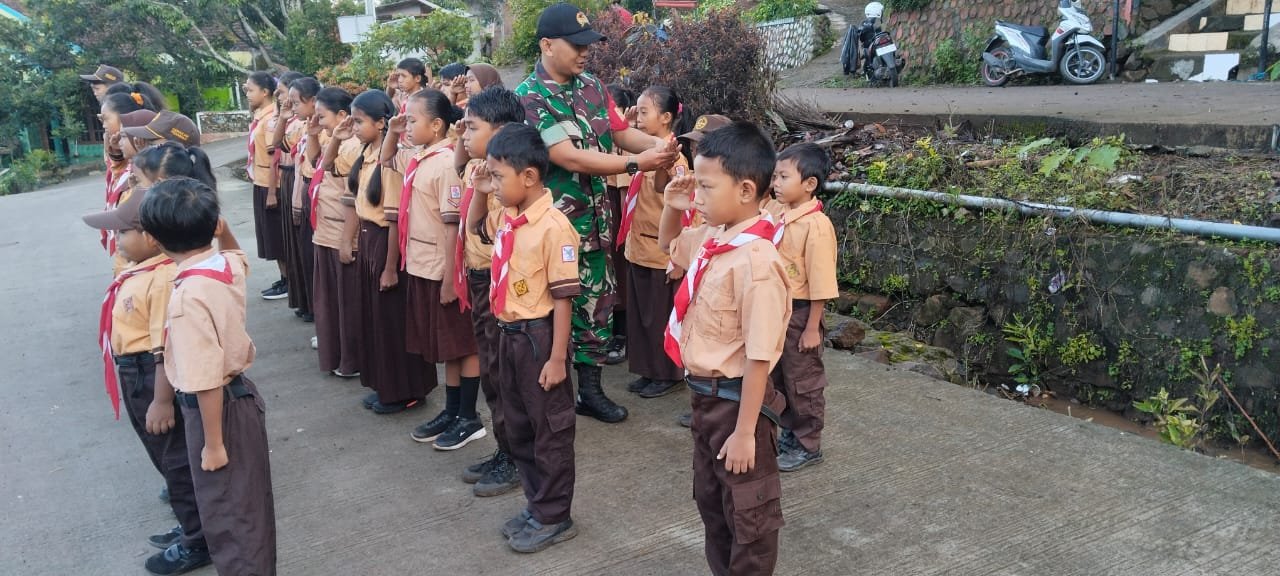 Babinsa Koramil 0815/15 Jatirejo Latih PBB Siswa SDN Jembul