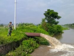 Babinsa Koramil 0815/09 Mojosari Pantau Wilayah Binaan Paska Hujan Deras