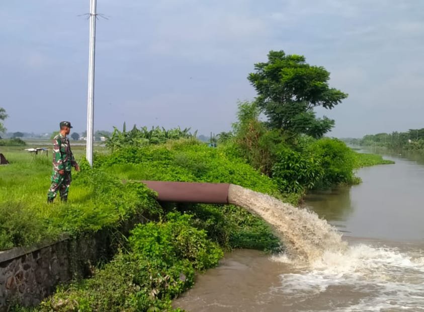 Babinsa Koramil 0815/09 Mojosari Pantau Wilayah Binaan Paska Hujan Deras