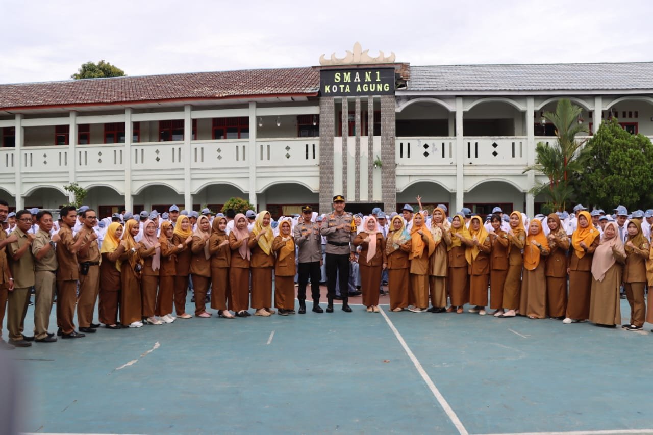 Kapolres Tanggamus Inspektur Upacara di SMAN 1 Kota Agung, Ini Pesannya ?