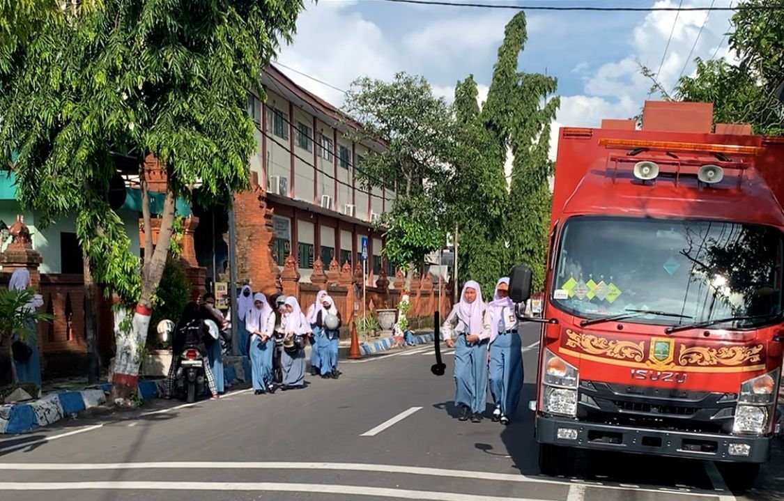 Tingkatkan Partisipasi Pemilih, Mobil Videotron Pemkot Mojokerto Siaran Keliling Sekolah