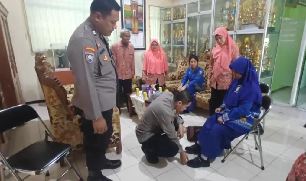 Sepasang Sepatu Tanda Kasih Kapolsek, Wujud Nyata Polisi Peduli Kepada Masyarakat