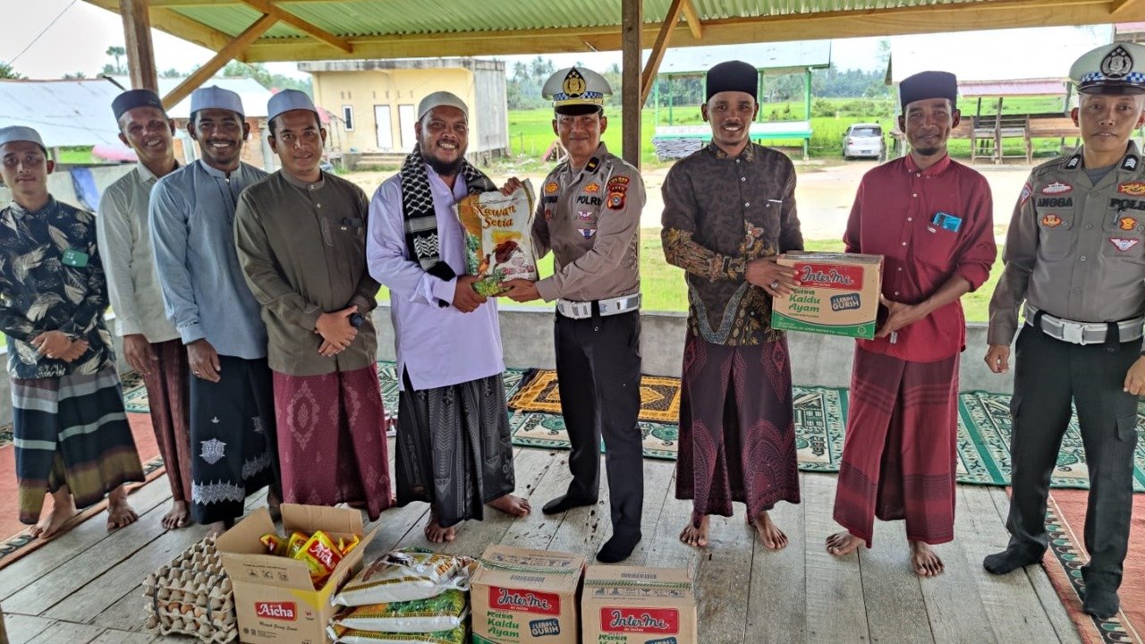 Satlantas Polres Aceh Timur 'Jumat Berbagi' Kebaikan Dengan Dayah