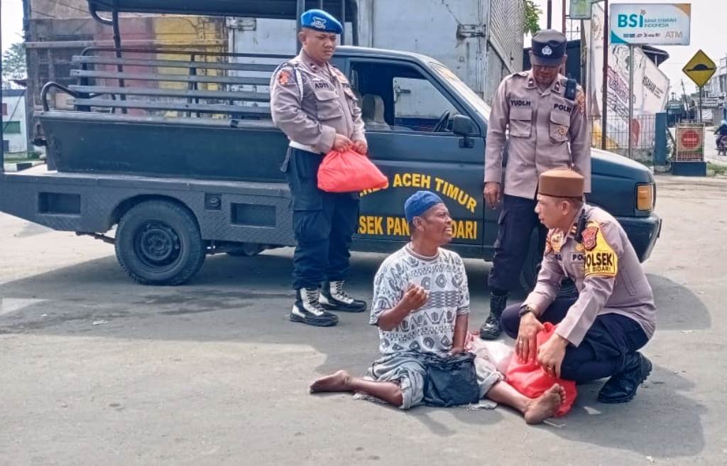 Polri Peduli, Kapolsek Pantee Bidari Serahkan Bantuan Kemanusiaan