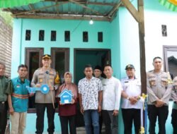 Kapolres Lamongan Serahkan Bantuan Bedah Rumah untuk Warga Desa Latek