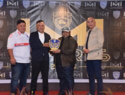 Wakili Bupati Batanghari.Kadis kominfo Amir Hamza. SE. Terima Penghargaan Dari IMI Jambi