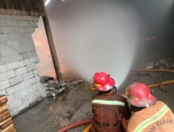 Call Center 112 Siaga 24 Jam, BPBD Gercep Atasi Kebakaran Pabrik Egg Tray