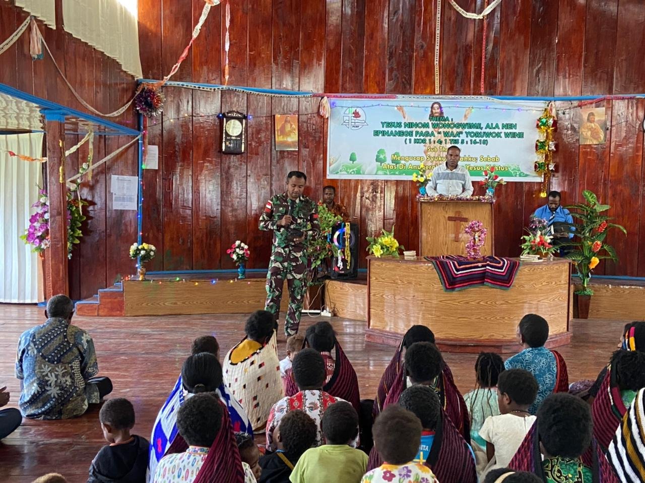 Anggota Satgas Yonif 721/Makkasau Pimpin Ibadah Gabungan Gereja